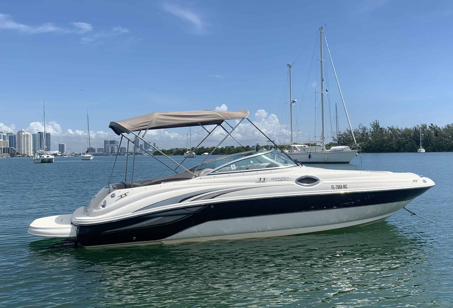 26' Sea Ray Sundancer Nautica Boat - Smaller Miami Yacht Day Vessel for your event
