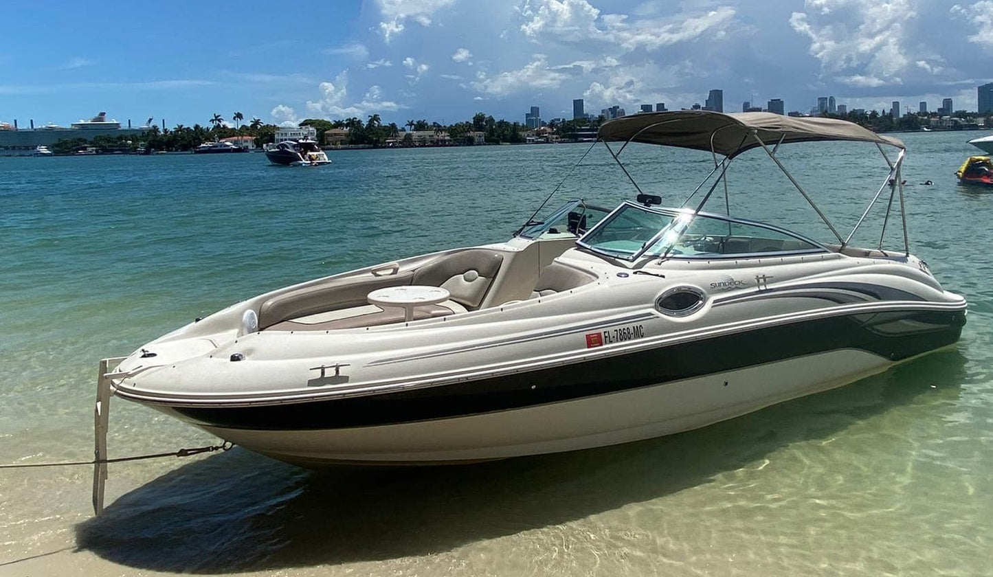 26' Sea Ray Sundancer Nautica Boat - Smaller Miami Yacht Day Vessel for your event