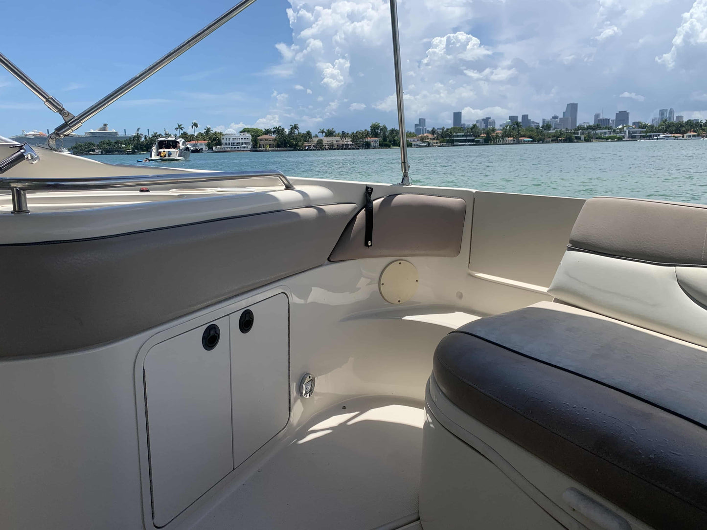 26' Sea Ray Sundancer Nautica Boat - Smaller Miami Yacht Day Vessel for your event